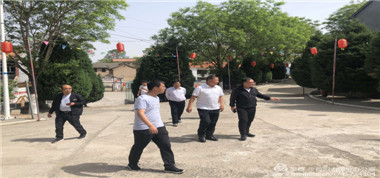 首陽山煤業(yè)董事長竇金山、辦公室主任郭軍深入上黨區(qū)西火鎮(zhèn)十泉嶺村開展振興、建設鄉(xiāng)村旅游幫扶對接工作