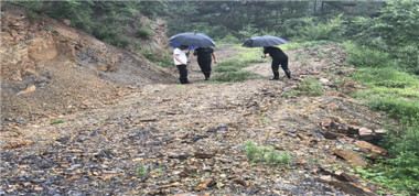 【雨季三防】首陽山煤業開展礦區附近地表裂縫和廢棄井筒巡查工作