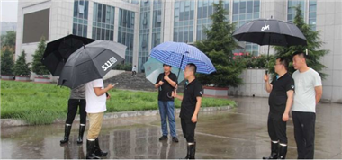 【雨季巡查不松懈 筑牢防汛安全網(wǎng)】 首陽(yáng)山煤業(yè)扎實(shí)開展防汛雨中巡查工作