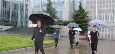 不忘初心，縱使大雨磅礴；砥礪前行，安全不可松懈。