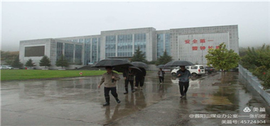 冒雨巡查不放松，筑牢安全防線